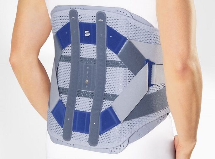 usando un corsé despois do tratamento cirúrxico da osteocondrose lumbar