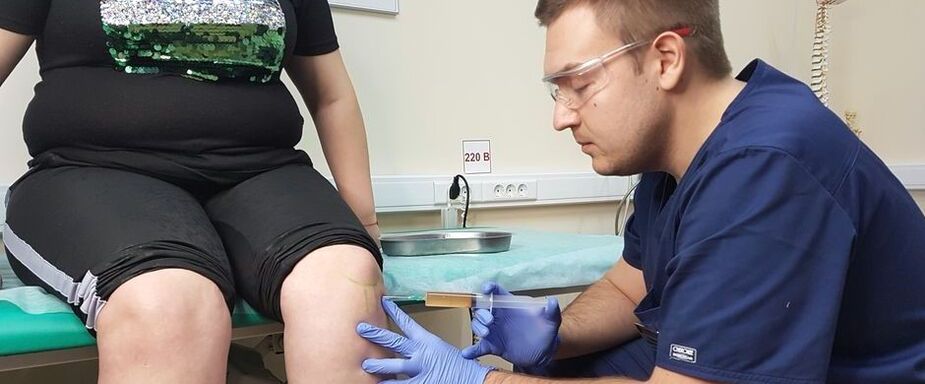 Un médico ortopédico fai unha inxección intraarticular na articulación do xeonllo para a artrose