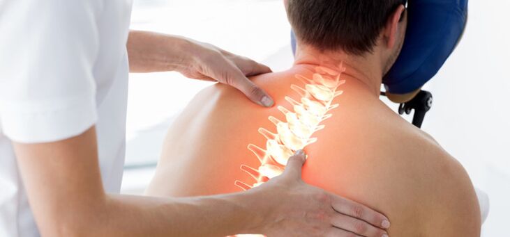 Un paciente con osteocondrose examinado por un médico