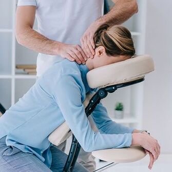 Sesión de tratamento manual para a dor cervical
